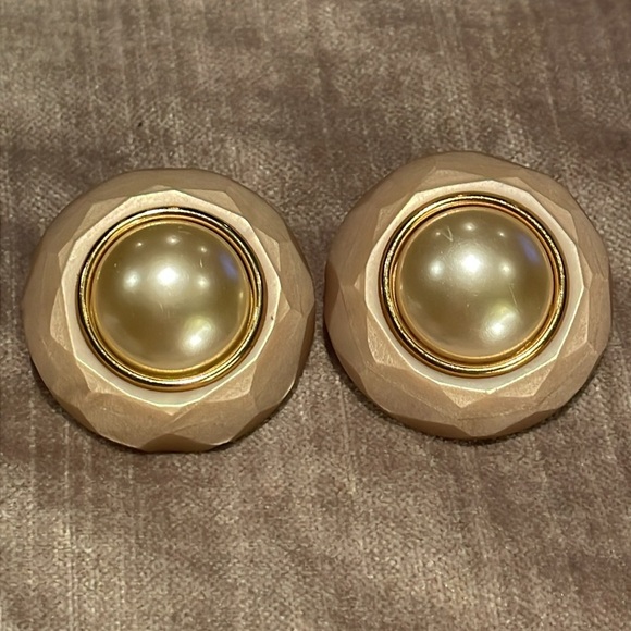 Vintage Unmarked Faux Pearl Clip On Earrings - Picture 6 of 7